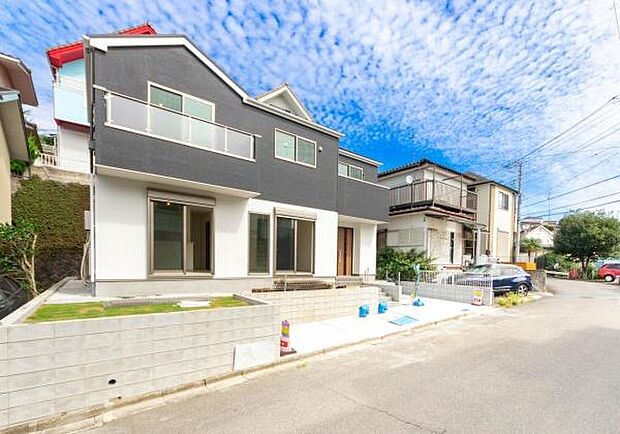 「マイホームの喜びを感じる」どの角度で眺めても、所有感が満たされる理想的で素敵な住まい。スタイリッシュなデザインに心満たされる。憧れのマイホームに相応しい美しく映える外観です。