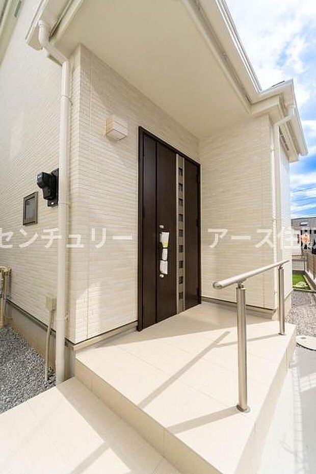 「おかえり」と「いってらっしゃい」を優しく包み込む、明るく広々とした玄関。家族の毎日が、ここから気持ちよく始まります。