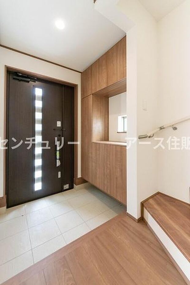 「おかえり」と「いってらっしゃい」を優しく包み込む、明るく広々とした玄関。家族の毎日が、ここから気持ちよく始まります。