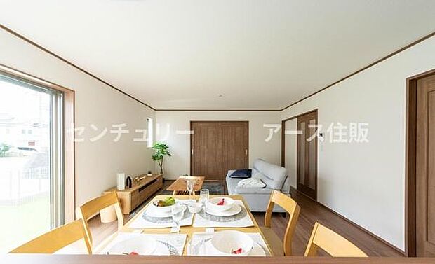 「上質な空間を」開放感と日当たりの良さに恵まれたリビング空間。上質な光は身体だけでなく心も温めてくれる。圧迫感のない空間を是非、ご堪能下さい。