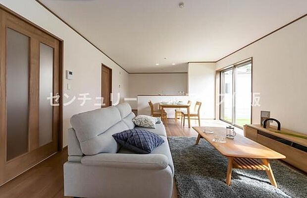 「上質な空間を」開放感と日当たりの良さに恵まれたリビング空間。上質な光は身体だけでなく心も温めてくれる。圧迫感のない空間を是非、ご堪能下さい。