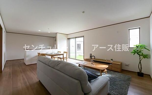 「家族が大好きなリビング」みんなが集まる広いリビング。みんなが大好きなリビングで家族団らん。みんなが集まるからこそ、一層の開放感を手にする素敵な住まい。