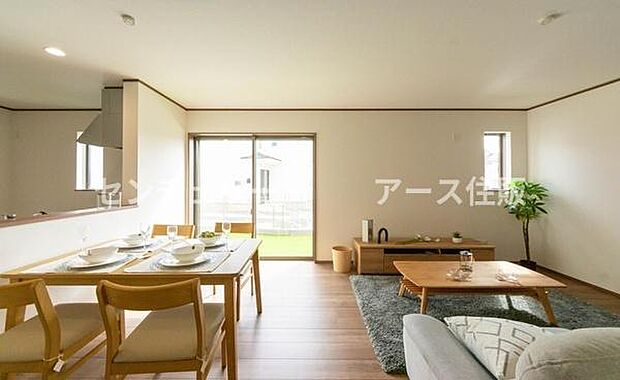 「上質な空間を」開放感と日当たりの良さに恵まれたリビング空間。上質な光は身体だけでなく心も温めてくれる。圧迫感のない空間を是非、ご堪能下さい。