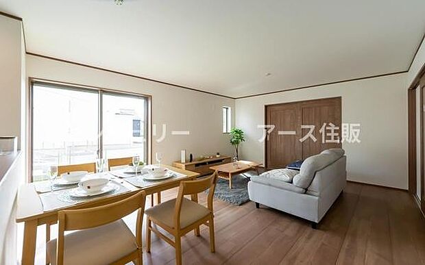 「家族が大好きなリビング」みんなが集まる広いリビング。みんなが大好きなリビングで家族団らん。みんなが集まるからこそ、一層の開放感を手にする素敵な住まい。