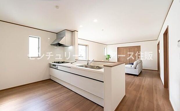 「全体を見渡せる安心感」家族の会話が弾む奥様に人気の高いカウンターキッチン、料理しながらお子様の様子の確認ができ移動しやすい広いキッチンスペースです。