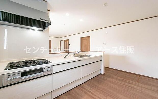 「全体を見渡せる安心感」家族の会話が弾む奥様に人気の高いカウンターキッチン、料理しながらお子様の様子の確認ができ移動しやすい広いキッチンスペースです。