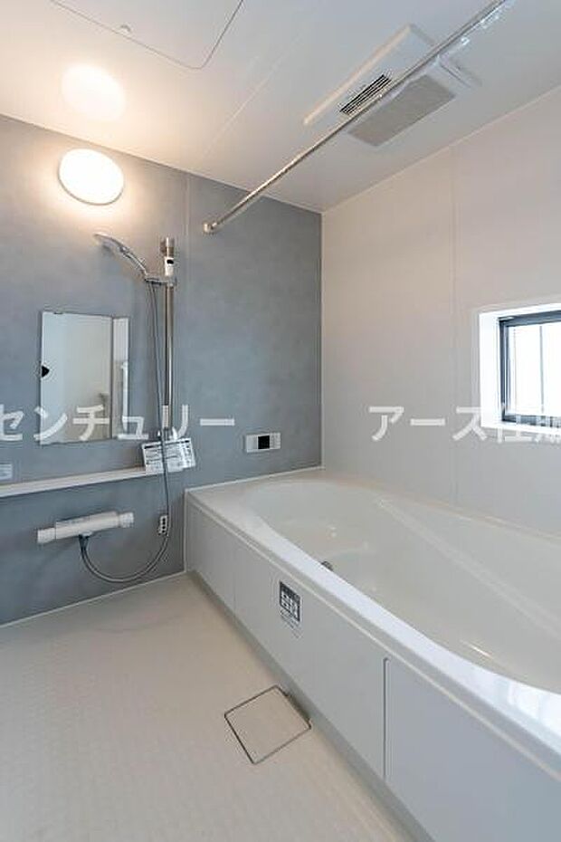 「広々バスルーム」白を基調とした清潔感のあるバスルームは是非足を延ばしてくつろいで欲しい空間。一日の疲れを癒し良質な睡眠にもつながります。