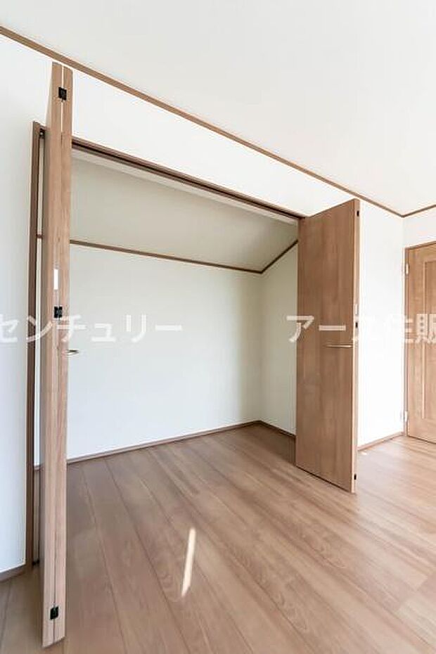 天井まで伸びる収納嬉しい収納力の高いクローゼット付き。天井付近までしっかりと収納ができる使い勝手の良いクローゼット。
