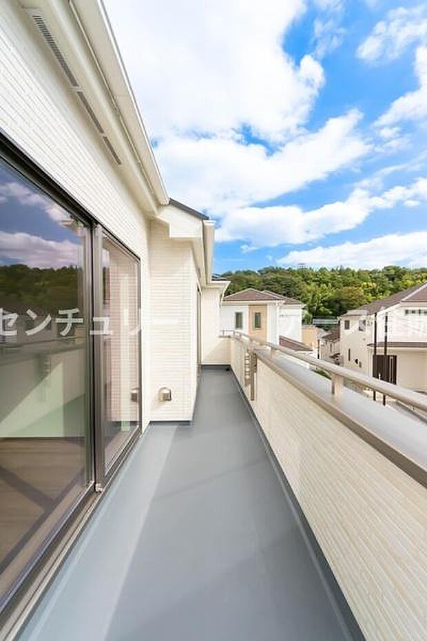 「清々しいバルコニー」広々としたバルコニーは陽当たりはもちろん、解放感や眺望も楽しめます。碧空を満喫し心が透きとおる。癒される心地よい空間。