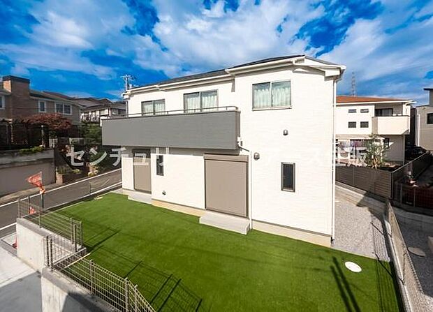 「マイホームの喜びを感じる」スタイリッシュなデザインに心満たされる。憧れのマイホームに相応しい美しく映える外観です。日当たりが良く開放感も魅力です。