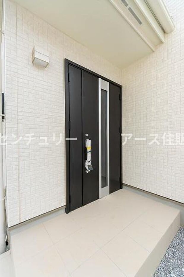 「おかえり」と「いってらっしゃい」を優しく包み込む、明るく広々とした玄関。家族の毎日が、ここから気持ちよく始まります。