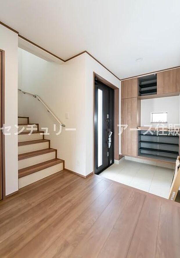 「広々玄関」家に帰ると広い玄関がお出迎え。家族全員の靴も楽々収納可能な広さです。