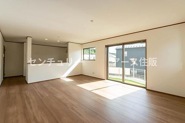 「家族が大好きなリビング」みんなが集まる広いリビング。みんなが大好きなリビングで家族団らん。みんなが集まるからこそ、一層の開放感を手にする素敵な住まい。