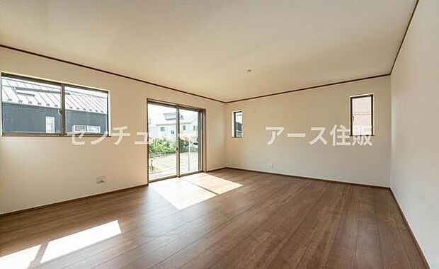 「家族が大好きなリビング」みんなが集まる広いリビング。みんなが大好きなリビングで家族団らん。みんなが集まるからこそ、一層の開放感を手にする素敵な住まい。