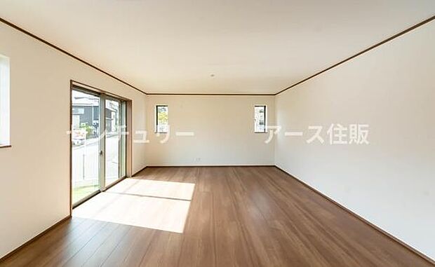 「上質な空間を」開放感と日当たりの良さに恵まれたリビング空間。上質な光は身体だけでなく心も温めてくれる。圧迫感のない空間を是非、ご堪能下さい。