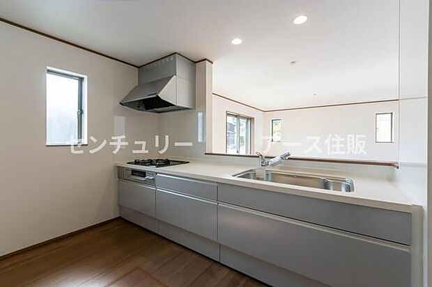 「全体を見渡せる安心感」家族の会話が弾む奥様に人気の高いカウンターキッチン、料理しながらお子様の様子の確認ができ移動しやすい広いキッチンスペースです。