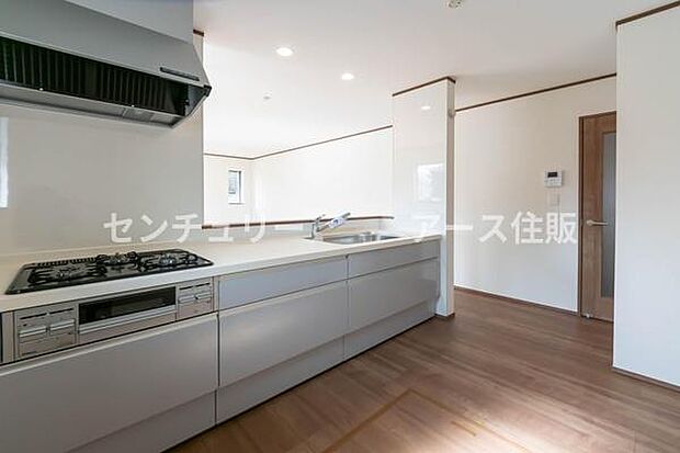 「全体を見渡せる安心感」家族の会話が弾む奥様に人気の高いカウンターキッチン、料理しながらお子様の様子の確認ができ移動しやすい広いキッチンスペースです。