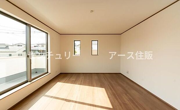 柔らかな陽射しが舞い込む、明るく清潔感あふれるプライベートルーム。健やかな毎日と、お子様ののびやかな成長を育む心地よい空間です。