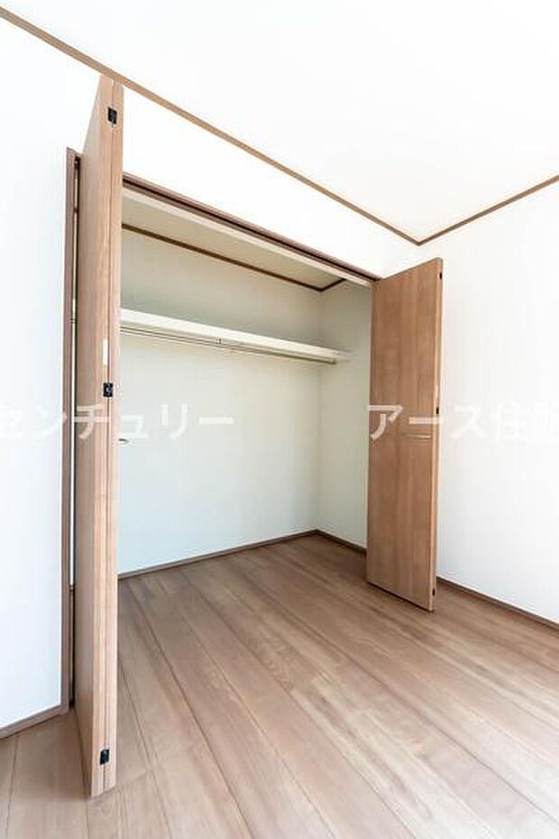 天井まで伸びる収納嬉しい収納力の高いクローゼット付き。天井付近までしっかりと収納ができる使い勝手の良いクローゼット。