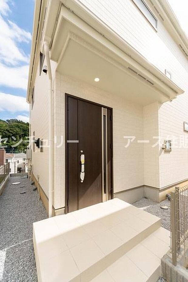 「おかえり」と「いってらっしゃい」を優しく包み込む、明るく広々とした玄関。家族の毎日が、ここから気持ちよく始まります。