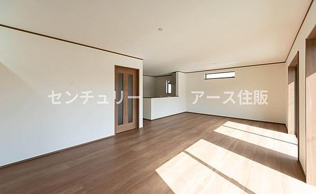 「家族が大好きなリビング」みんなが集まる広いリビング。みんなが大好きなリビングで家族団らん。みんなが集まるからこそ、一層の開放感を手にする素敵な住まい。