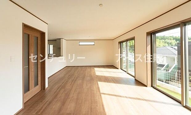 「上質な空間を」開放感と日当たりの良さに恵まれたリビング空間。上質な光は身体だけでなく心も温めてくれる。圧迫感のない空間を是非、ご堪能下さい。