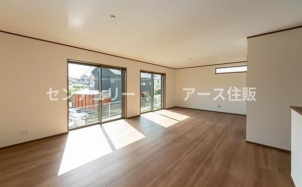 「家族が大好きなリビング」みんなが集まる広いリビング。みんなが大好きなリビングで家族団らん。みんなが集まるからこそ、一層の開放感を手にする素敵な住まい。