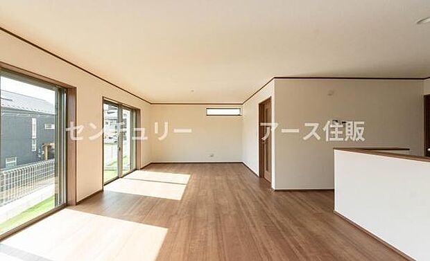 「上質な空間を」開放感と日当たりの良さに恵まれたリビング空間。上質な光は身体だけでなく心も温めてくれる。圧迫感のない空間を是非、ご堪能下さい。