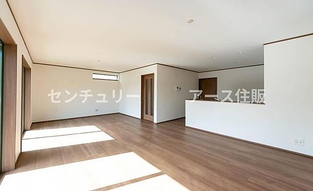 「家族が大好きなリビング」みんなが集まる広いリビング。みんなが大好きなリビングで家族団らん。みんなが集まるからこそ、一層の開放感を手にする素敵な住まい。