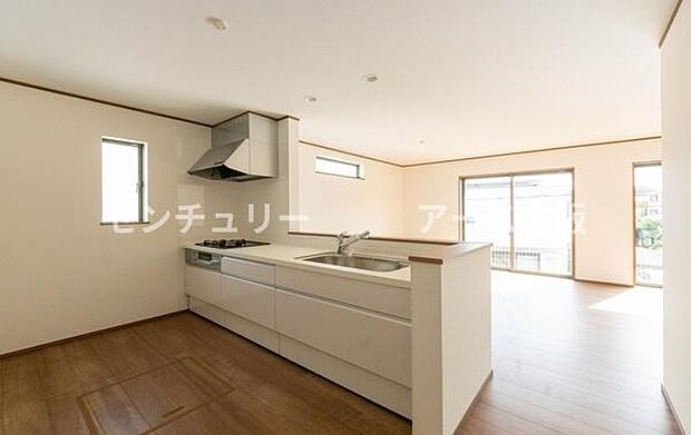 「全体を見渡せる安心感」家族の会話が弾む奥様に人気の高いカウンターキッチン、料理しながらお子様の様子の確認ができ移動しやすい広いキッチンスペースです。