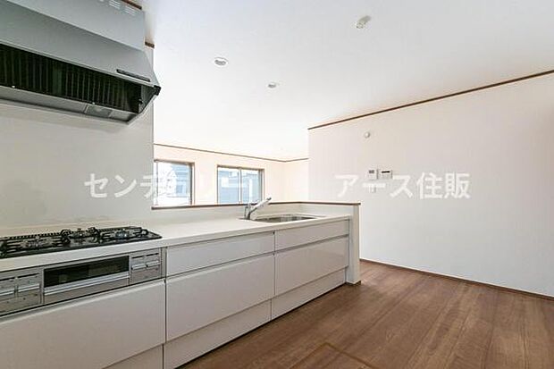 「全体を見渡せる安心感」家族の会話が弾む奥様に人気の高いカウンターキッチン、料理しながらお子様の様子の確認ができ移動しやすい広いキッチンスペースです。