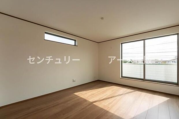 柔らかな陽射しが舞い込む、明るく清潔感あふれるプライベートルーム。健やかな毎日と、お子様ののびやかな成長を育む心地よい空間です。