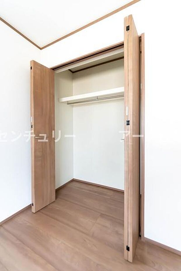 天井まで伸びる収納嬉しい収納力の高いクローゼット付き。天井付近までしっかりと収納ができる使い勝手の良いクローゼット。