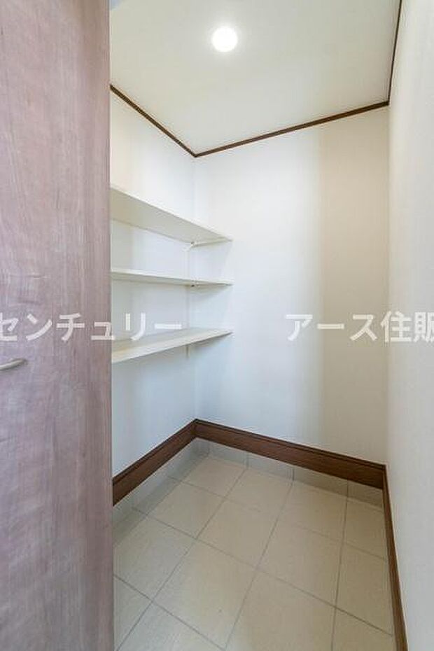 「シューズクローク付き」「玄関に靴がいっぱいで、出入りしにくい」こんなお悩みを解決するのが、「シューズクローク」です。