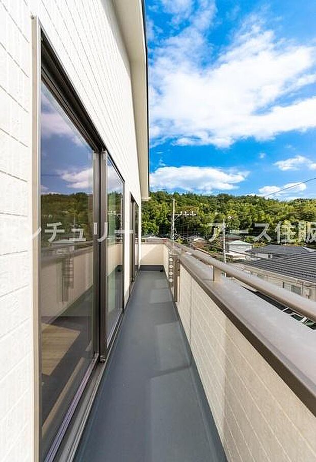 「清々しいバルコニー」広々としたバルコニーは陽当たりはもちろん、解放感や眺望も楽しめます。碧空を満喫し心が透きとおる。癒される心地よい空間。