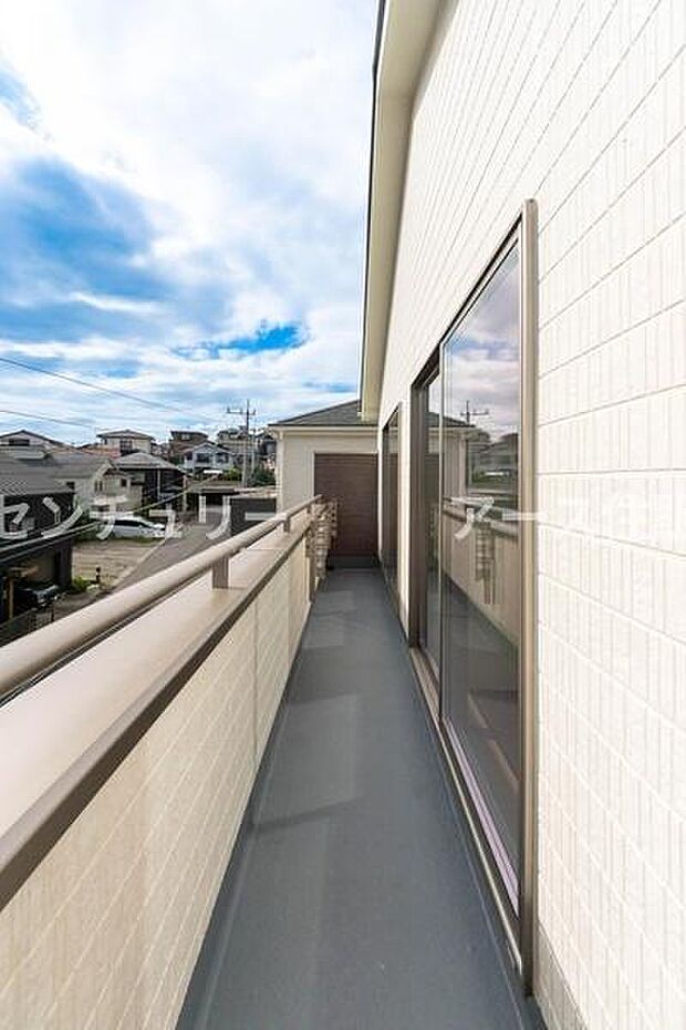「清々しいバルコニー」広々としたバルコニーは陽当たりはもちろん、解放感や眺望も楽しめます。碧空を満喫し心が透きとおる。癒される心地よい空間。