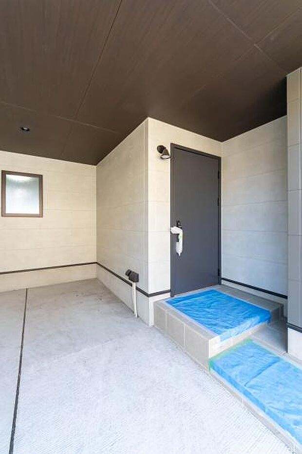 「おかえり」と「いってらっしゃい」を優しく包み込む、明るく広々とした玄関。家族の毎日が、ここから気持ちよく始まります。