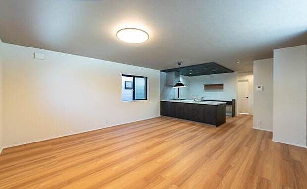 「家族が大好きなリビング」みんなが集まる広いリビング。みんなが大好きなリビングで家族団らん。みんなが集まるからこそ、一層の開放感を手にする素敵な住まい。