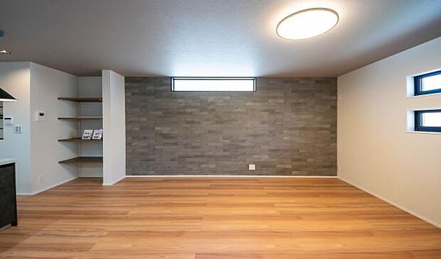 「明るく素敵な空間に」心地よい風が通り抜ける開放的なLDK。明るく清潔感あふれる空間で、心地よい毎日をお過ごしください。