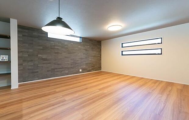 心地よい風が通り抜ける開放的な勾配天井のLDK。明るく清潔感あふれる空間で、心地よい毎日をお過ごしください。