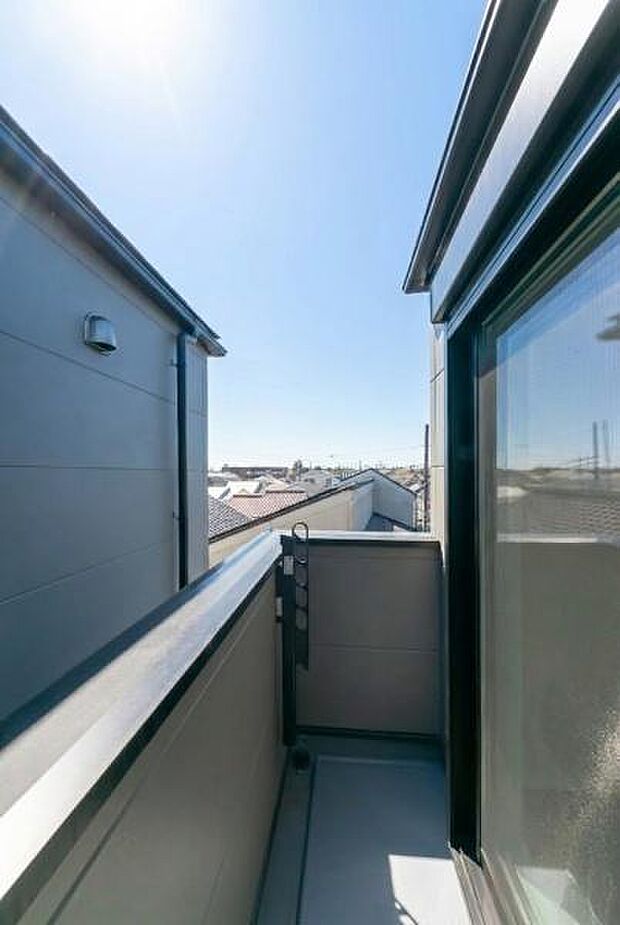 「清々しいバルコニー」広々としたバルコニーは陽当たりはもちろん、解放感や眺望も楽しめます。碧空を満喫し心が透きとおる。癒される心地よい空間。