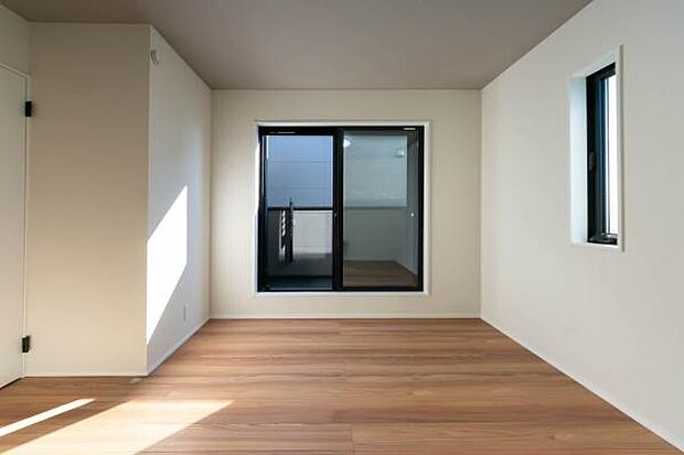 「陽の恵み」　爽やかな陽ざしを感じられる日当たりの良い洋室早起き爽やか、元気な一日に大切な陽の恵み