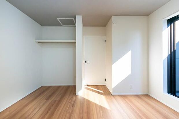 「陽の恵み」　爽やかな陽ざしを感じられる日当たりの良い洋室早起き爽やか、元気な一日に大切な陽の恵み