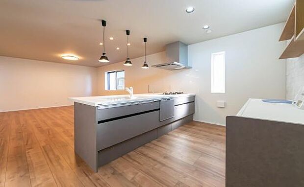 「全体を見渡せる安心感」家族の会話が弾む奥様に人気の高いカウンターキッチン、料理しながらお子様の様子の確認ができ移動しやすい広いキッチンスペースです。