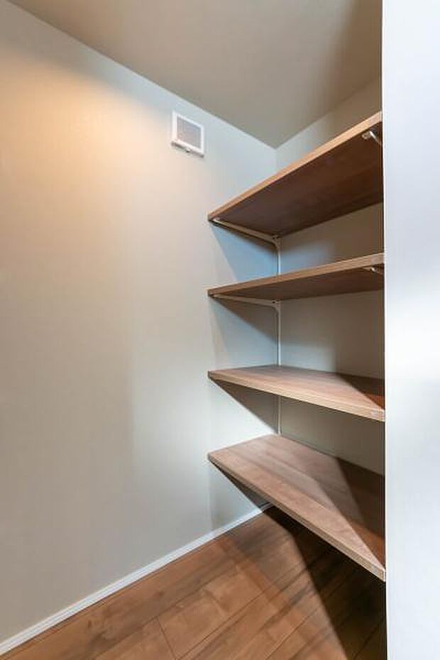 「人気のキッチンパントリー付き」お料理道具の収納に便利な広々としたキッチンパントリー。