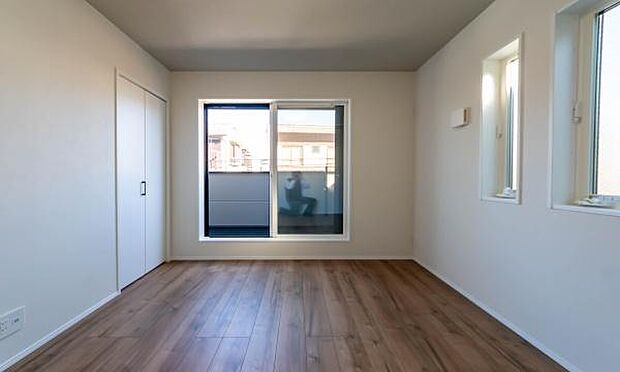 「陽の恵み」　爽やかな陽ざしを感じられる日当たりの良い洋室早起き爽やか、元気な一日に大切な陽の恵み