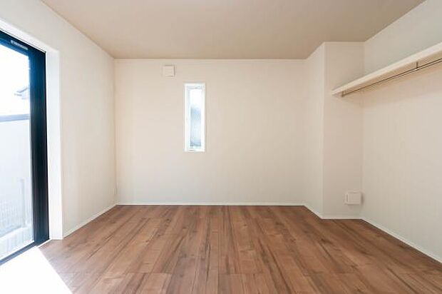 「陽の恵み」　爽やかな陽ざしを感じられる日当たりの良い洋室早起き爽やか、元気な一日に大切な陽の恵み