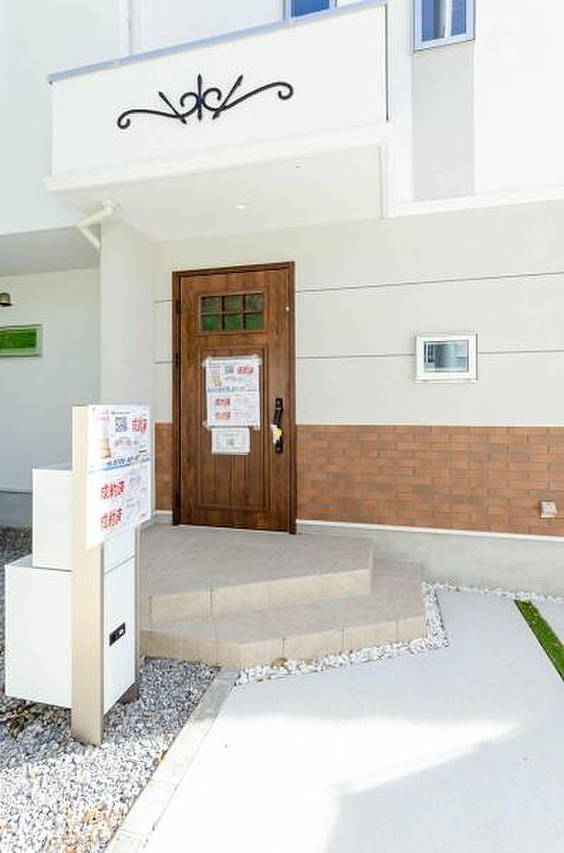 「おかえり」と「いってらっしゃい」を優しく包み込む、明るく広々とした玄関。家族の毎日が、ここから気持ちよく始まります。