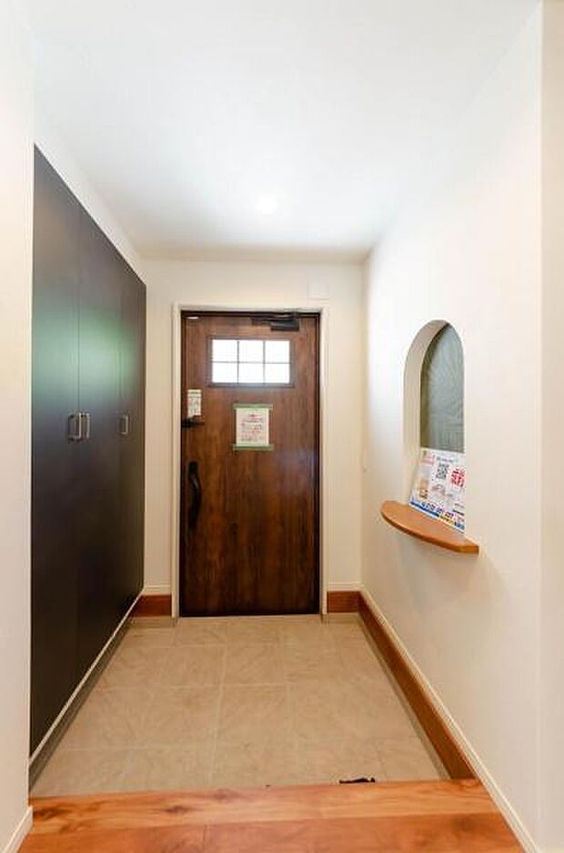 「おかえり」と「いってらっしゃい」を優しく包み込む、明るく広々とした玄関。家族の毎日が、ここから気持ちよく始まります。