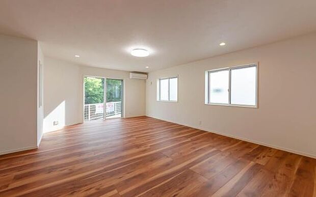 「家族が大好きなリビング」みんなが集まる広いリビング。みんなが大好きなリビングで家族団らん。みんなが集まるからこそ、一層の開放感を手にする素敵な住まい。